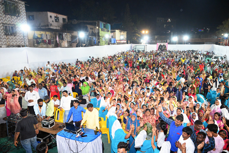 On January 13 and 14, 2024, thousands gathered for Grace Ministry's two-day prayer meeting at Sion on the Mumbai grounds. The two-day prayer assembly drew attendees from around Mumbai in Koliwada, Dharavi.